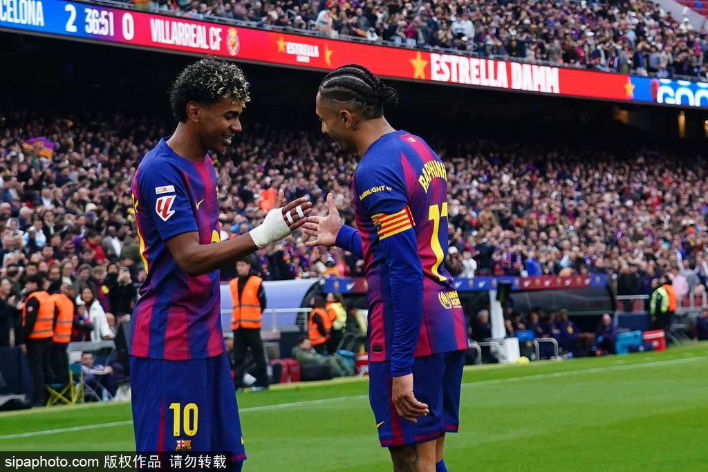 西甲-亚马尔演帽子戏法破纪录 巴萨4-1黄潜领先皇马4分